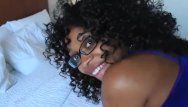 Femme Swarthy reçoit des peluches dur, Afro Assv, film complet dans le profil